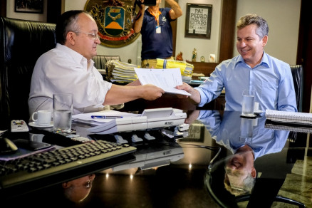 O governador Pedro Taques e o governador eleito Mauro Mendes: encontro no Paiagus