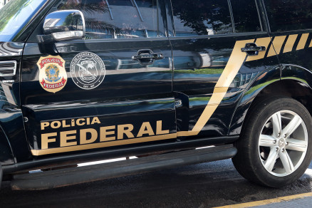 Viatura da Polcia Federal, que passa a conduzir investigaes