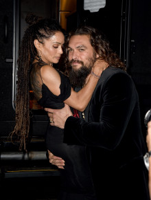O ator Jason Momoa com a esposa Lisa Bonet no lanamento de Aquaman 