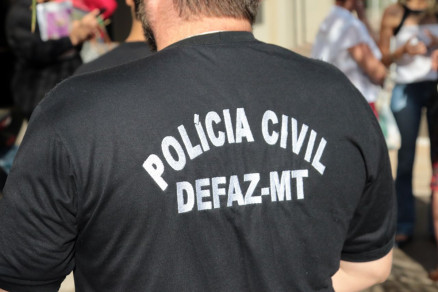 Agente da Delegacia Fazendria, durante buscas na primeira fase da Operao Sangria