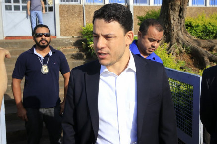 Secretrio da Seman Andr Luis Torres Baby, em frente a Polinter