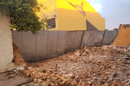 Nenhuma pessoa foi atingida com a queda do muro