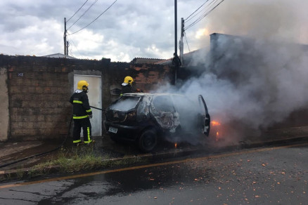Corpo de Bombeiros foi acionado e conseguiu controlar as chamas no veculo