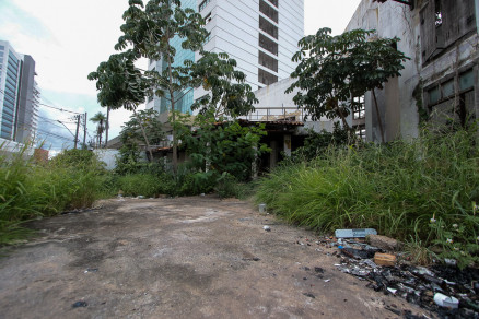 Antigo Armazm Santa F, na Avenida Miguel Sutil: prdio est abandonado desde 2011