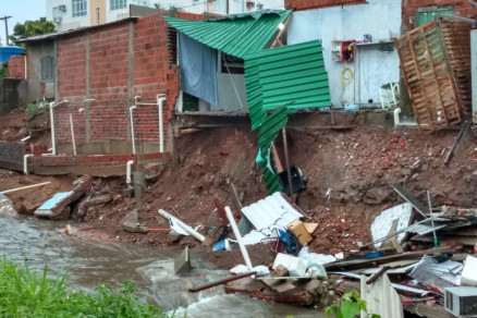Parte de casa que fica s margens do Crrego do Barbado desmoronou