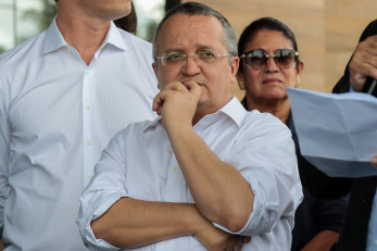 TRE v� erro em a��o e mant�m Taques proibido de atacar Mendes