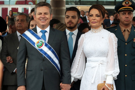 O governador Mauro Mendes e a primeira-dama do Estado, Virgnia, na cerimnia de posse