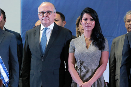 O governador em exerccio Otaviano Pivetta e sua ex-mulher Viviane Kawamotto
