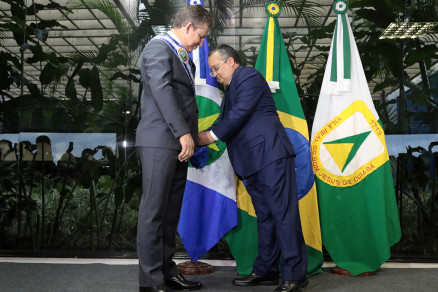 Mauro Mendes recebe a faixa de governador das mos de Pedro Taques