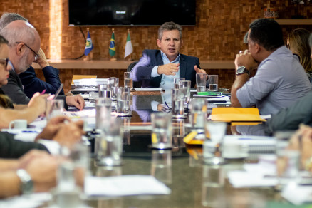 O governador Mauro Mendes participa de reunio com o secretariado
