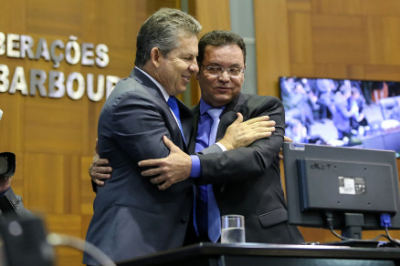 O governador Mauro Mendes e o deputado Eduardo Botelho se abraam: conversa vazada 