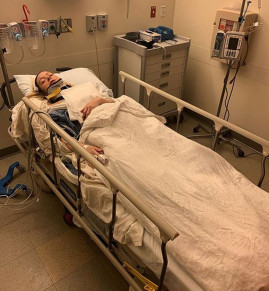 Adrianne Haslet, sobrevivente do ataque de 2013 na maratona de Boston, posta foto do hospital aps ser atropelada