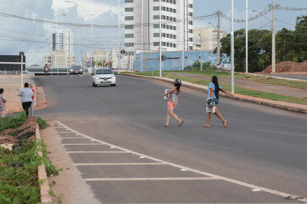 Moradores se arriscam para poder transitar entre os bairros Jardim Ubirajara e Jardim Bom Clima
