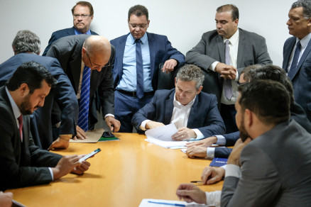 O governador Mauro Mendes entrega projetos na Assembleia Legislativa