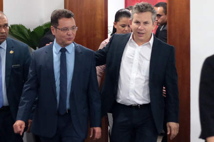 O presidente da Assembleia, Eduardo Botelho, e o governador Mauro Mendes: emprstimo 