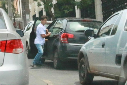 Vtima foi abordada por dois homens em frente ao seu prdio