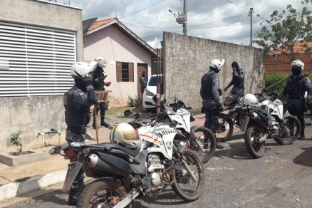 A Polcia Militar recebeu uma denncia de que o carro roubado do motorista estaria em uma casa no Residencial Henrique Celestino
