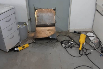 Criminosos cortaram parte de porta que d acesso ao cofre 
