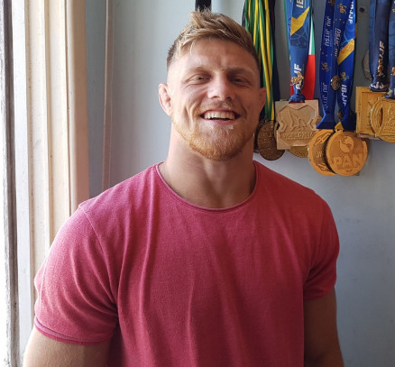 O atleta de MMA no ser substitudo