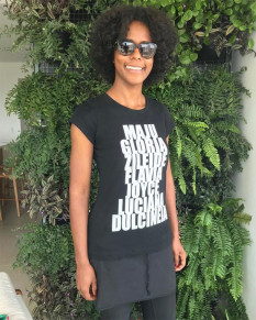 A camiseta comea a referncia com a prpria Maju