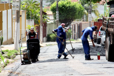 Reparo na malha viria  realizada pelas equipes da Secretaria Municipal de Obras Pblicas