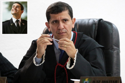 O promotor de Justia Allan Sidney do  Souza que denunciou policiais pela morte do tenente Carlos Henrique Scheifer (no detalhe) 