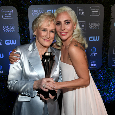 Glenn Close e Lady Gaga com o trofu do Critics Choice Awards 2019