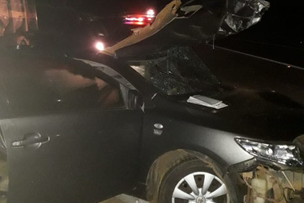 Corolla colidiu com um caminho parado durante perseguio policial