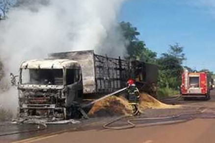 Motorista conseguiu sair a tempo do veculo em chamas e no se feriu