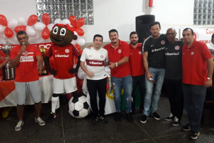 Fabiano fala para torcida junto com Saci, ndio, Hiran, Pinga e membros do Consulado