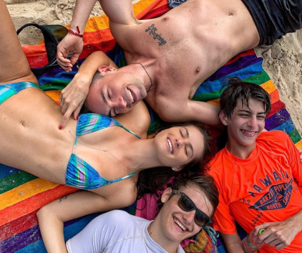 Isabeli Fontana com os filhos, Lucas e Zion, e o marido, Di Ferrero