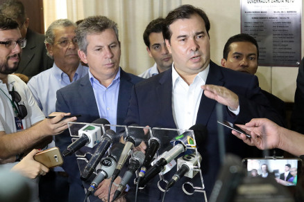 O presidente da Cmara Federal, Rodrigo Maia, durante conversa com a imprensa nesta sexta-feira (18)