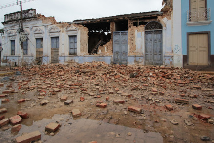 Tijolos da fachada esto espalhados pela Rua Sete de Setembro, no Centro