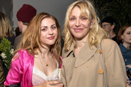Frances Bean Cobain e sua me, a cantora e atriz Courtney Love