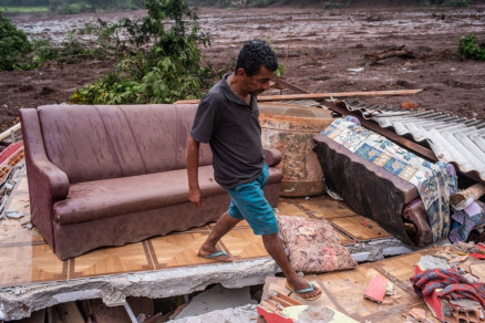 Morador de Brumadinho caminha entre os destroos que sobraram de sua casa