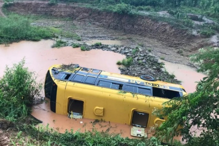 �nibus ficou tombado na ribanceira, ap�s cair de ponte
