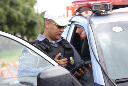  Na abordagem, foram encontrados os materiais roubados da vitima