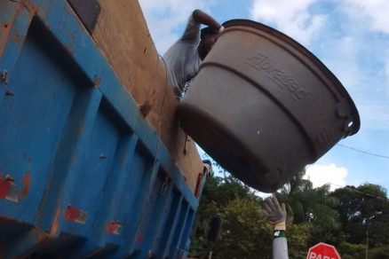 Latas, copos pl�sticos, papel�es, pneus e outros objetos foram recolhidos pelas equipes 