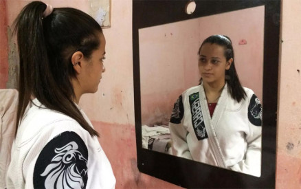 A estudante Rhyllary Barbosa dos Santos, 15 anos, pratica jiu-jtsu