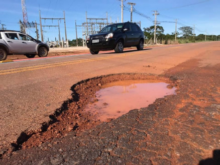 Cratera no trecho entre Chapada e Campo Verde: sem manuteno (Foto: Izan Petterle)