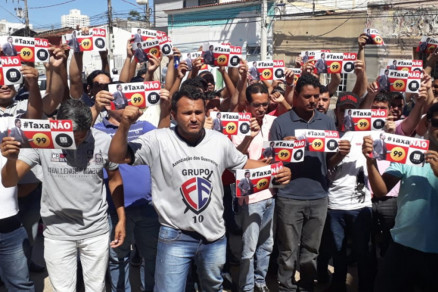 Motoristas protestaram em frente  Cmara de Cuiab na manh desta tera-feira (19)