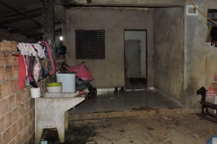 Casa onde as vtimas moravam foi arrombada pelos suspeitos, segundo a polcia