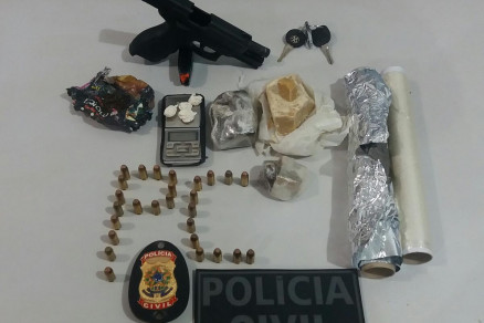 Foram apreendidas pores de drogas e uma pistola .40