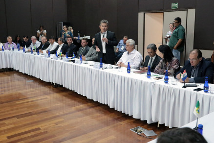 O governador Mauro Mendes, que participou de reunio Fundos Emergenciais para a Sade Animal