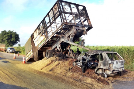 Logo aps a coliso traseira, o carro pegou fogo na pista