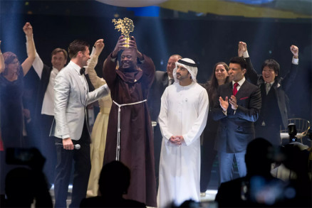O queniano Peter Tabichi recebe o prmio de melhor professor do mundo das mos do ator Hugh Jackman