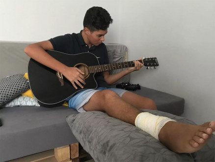 Leonardo Martinez Santos est aprendendo a tocar violo enquanto se recupera de leso no p direito