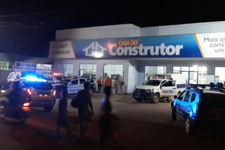 Dupla invadiu loja de construes e anunciou o assalto