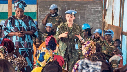 Ouvido amigo. Comandante Mrcia Braga em reunio com mulheres; histrias de sofrimento so material para elaborar estratgias militares durante guerra
