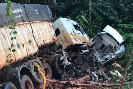 Com o impacto, veculos saram da pista e caram em um barranco
